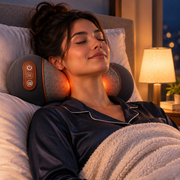 Cervéa™ porté sur la nuque, femme assise dans un canapé avec une tasse